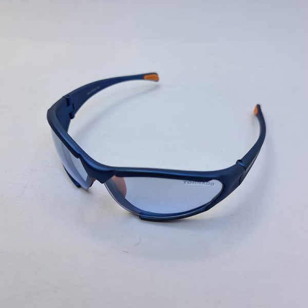 عکس از عینک ورزشی با فریم آبی و نارنجی رنگ و عدسی آبی مدل tp405010