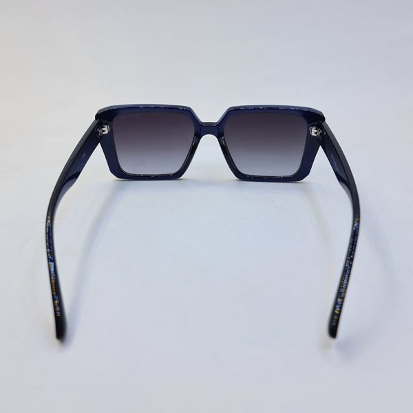 عکس از عینک آفتابی tom ford با فریم سورمه ای و مربعی شکل و عدسی تیره مدل 7276