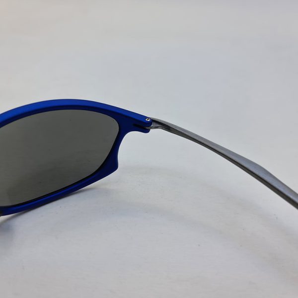 عکس از عینک ورزشی آینه ای آبی با فریم آبی رنگ و دسته نقره ای مدل b116