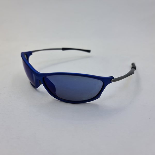 عکس از عینک ورزشی آینه ای آبی با فریم آبی رنگ و دسته نقره ای مدل b116