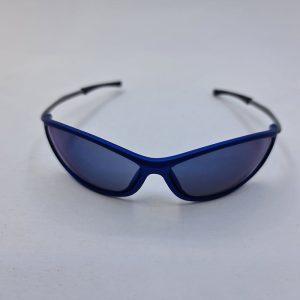 عکس از عینک ورزشی آینه ای آبی با فریم آبی رنگ و دسته نقره ای مدل B116