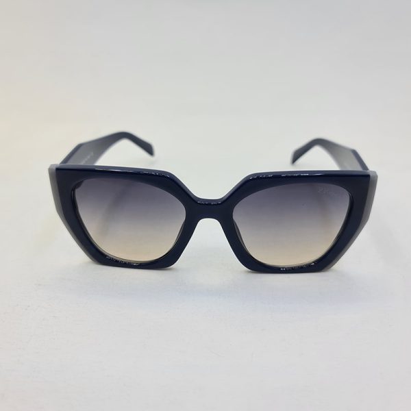 عکس از عینک آفتابی پرادا با فریم سرمه ای و دسته طوسی و عدسی دو رنگ مدل 2194