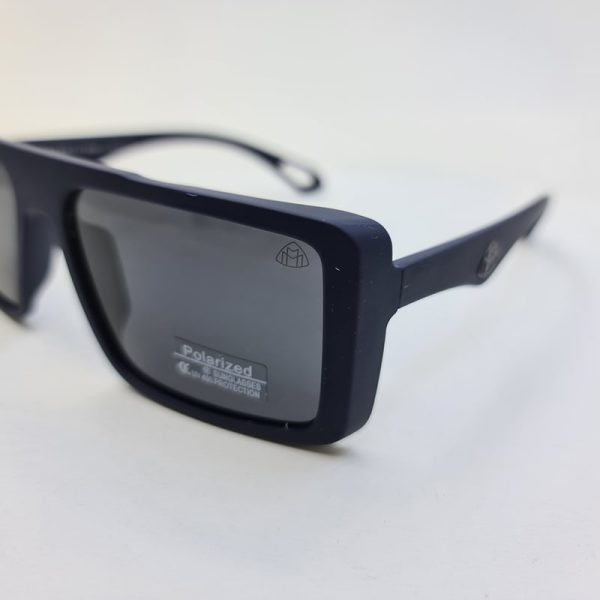 عکس از عینک آفتابی پلاریزه با فریم مستطیلی و سورمه ای رنگ مات برند میباخ مدل d22810p