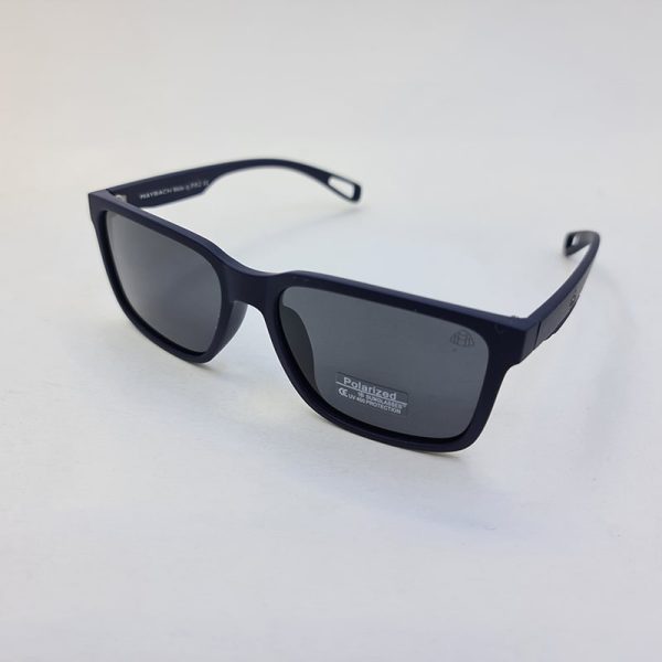 عکس از عینک آفتابی پلارایزد با فریم مربعی و سورمه ای رنگ برند maybach مدل d22809p
