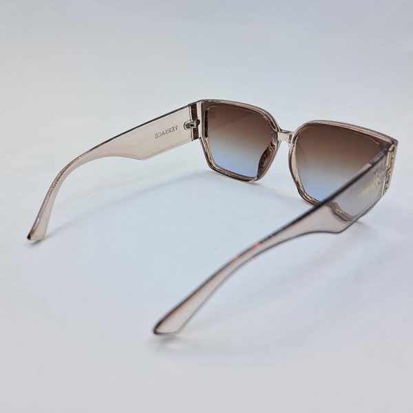 عکس از عینک آفتابی versace با فریم قهوه ای عسلی و دسته پهن مدل 6851
