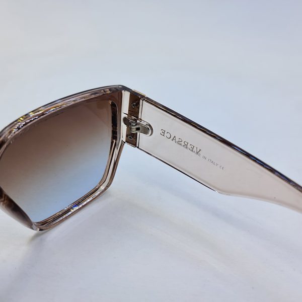 عکس از عینک آفتابی versace با فریم قهوه ای عسلی و دسته پهن مدل 6851
