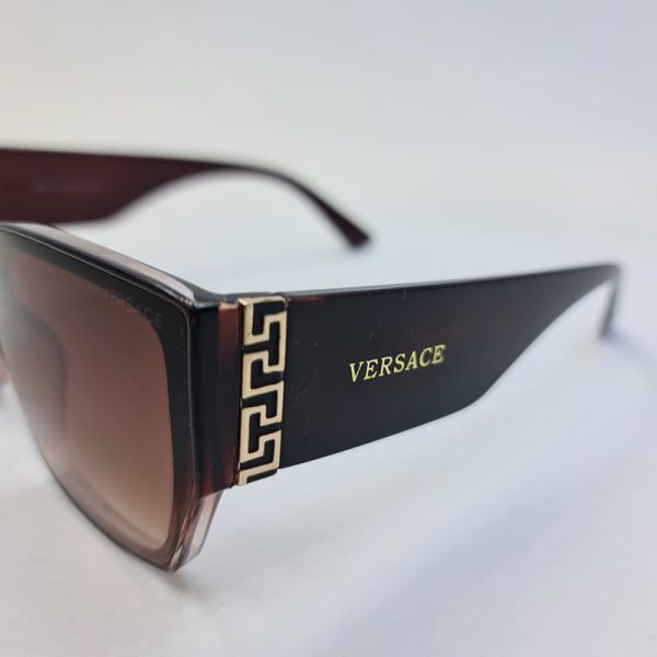 عکس از عینک آفتابی ورساچه با فریم قهوه ای رنگ و سایز بزرگ و دسته پهن مدل 6851