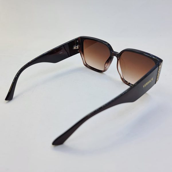 عکس از عینک آفتابی ورساچه با فریم قهوه ای رنگ و سایز بزرگ و دسته پهن مدل 6851
