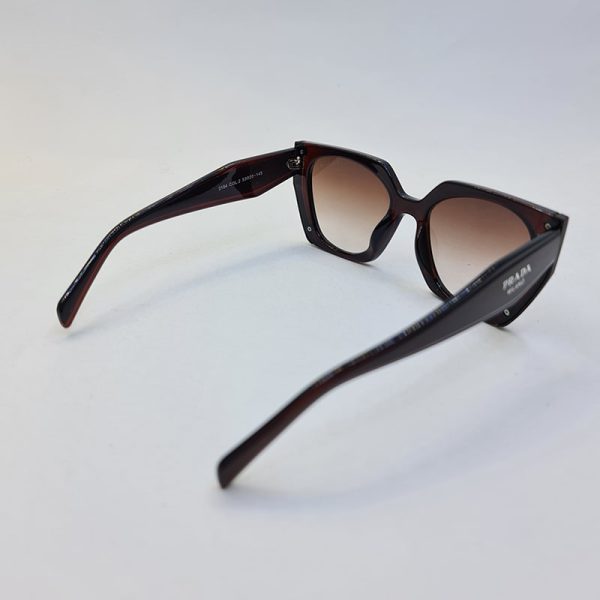 عکس از عینک آفتابی پرادا با فریم قهوه ای و نوک مدادی و لنز سایه روشن مدل 2194