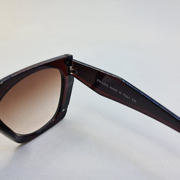 عکس از عینک آفتابی پرادا با فریم قهوه ای و نوک مدادی و لنز سایه روشن مدل 2194