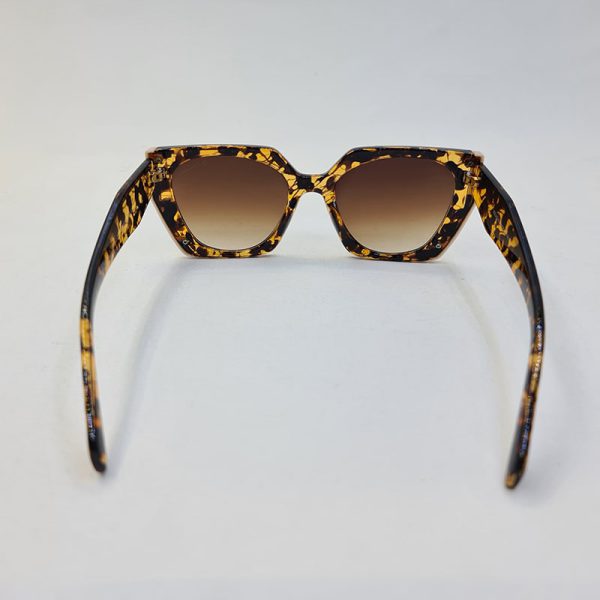 عکس از عینک آفتابی prada با فریم و دسته هاوانا و پلنگی و عدسی قهوه ای مدل 2194