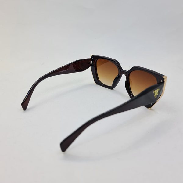 عکس از عینک آفتابی برند prada با فریم و لنز قهوه ای رنگ و دسته پهن مدل 8821