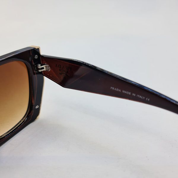 عکس از عینک آفتابی برند prada با فریم و لنز قهوه ای رنگ و دسته پهن مدل 8821