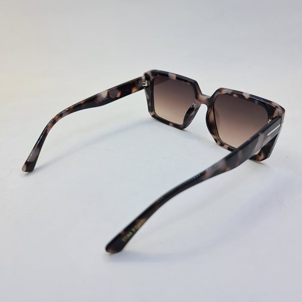 عکس از عینک آفتابی تام فورد با فریم قهوه ای چند رنگ و مربعی شکل و لنز تیره مدل 7276