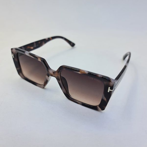 عکس از عینک آفتابی تام فورد با فریم قهوه ای چند رنگ و مربعی شکل و لنز تیره مدل 7276