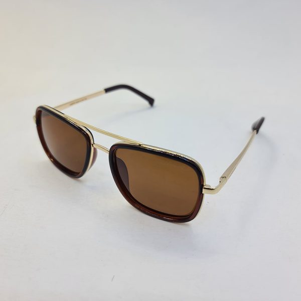 عکس از عینک آفتابی پلاریزه با فریم مربعی، قهوه ای و طلایی و لنز قهوه ای carrera مدل c426