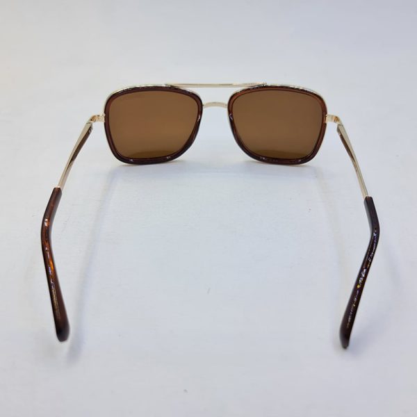 عکس از عینک آفتابی پلاریزه با فریم مربعی، قهوه ای و طلایی و لنز قهوه ای carrera مدل c426