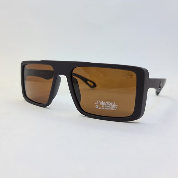 عکس از عینک آفتابی پولاریزه با فریم مستطیلی و قهوه ای مات برند maybach مدل d22810p