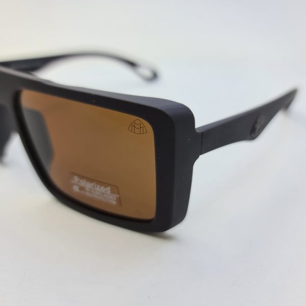 عکس از عینک آفتابی پولاریزه با فریم مستطیلی و قهوه ای مات برند maybach مدل d22810p