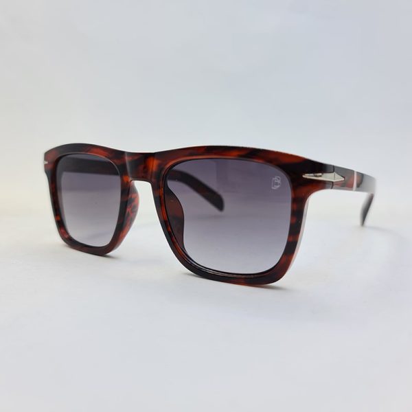 عکس از عینک آفتابی دیوید بکام مربعی شکل، با فریم قهوه ای تیره و لنز دودی مدل db7020