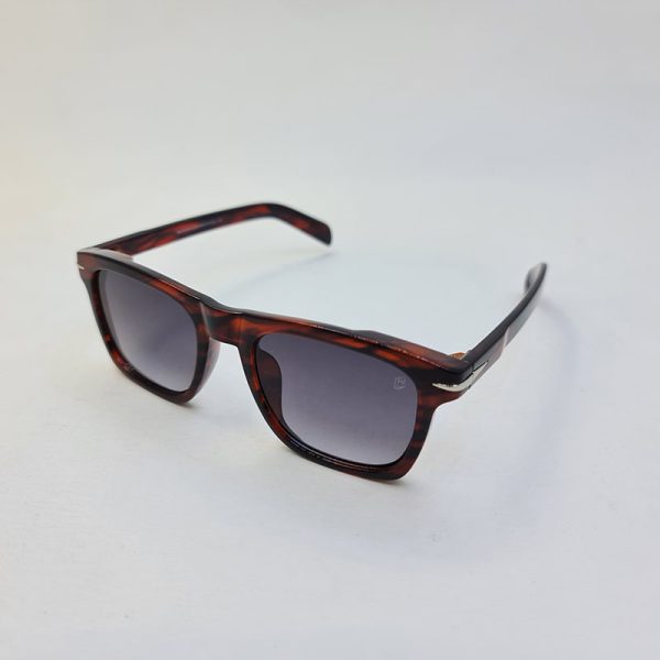 عکس از عینک آفتابی دیوید بکام مربعی شکل، با فریم قهوه ای تیره و لنز دودی مدل db7020
