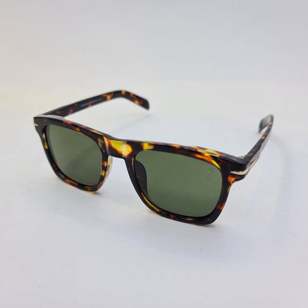 عکس از عینک آفتابی دیوید بکهام مربعی شکل، با فریم قهوه ای و عدسی سبز مدل db7020