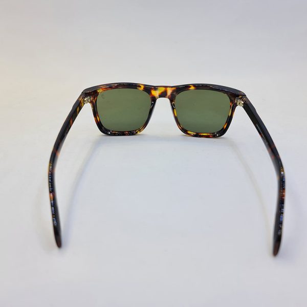 عکس از عینک آفتابی دیوید بکهام مربعی شکل، با فریم قهوه ای و عدسی سبز مدل db7020
