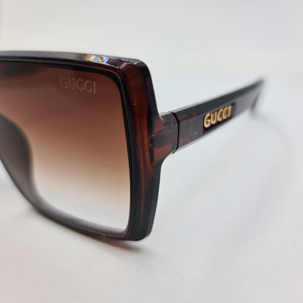 عکس از عینک آفتابی گوچی با فریم و دسته قهوه ای رنگ و عدسی سایه روشن مدل 6062