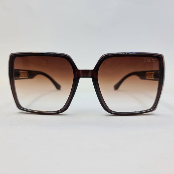 عکس از عینک آفتابی گوچی با فریم و دسته قهوه ای رنگ و عدسی سایه روشن مدل 6062