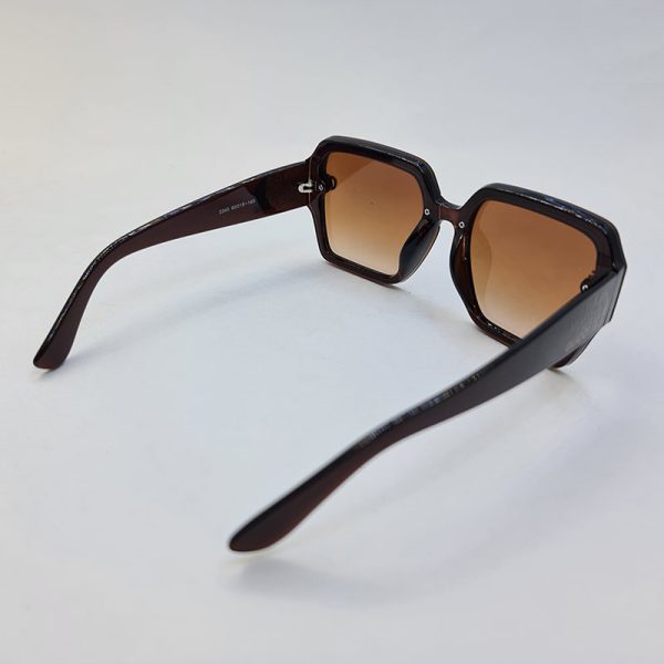 عکس از عینک آفتابی gucci با فریم قهوه ای تیره و لنز قهوه ای سایه روشن مدل 3340