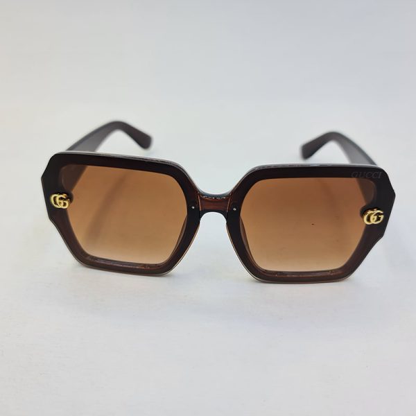 عکس از عینک آفتابی gucci با فریم قهوه ای تیره و لنز قهوه ای سایه روشن مدل 3340