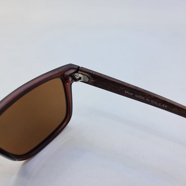 عکس از عینک آفتابی پلار دیور با فریم قهوه ای مات و دسته طرح چوبی مدل 4012