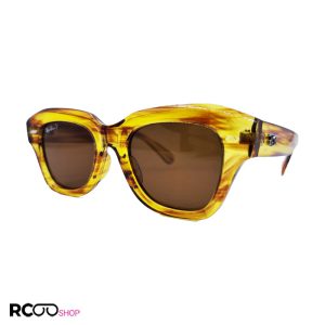 عکس از عینک آفتابی ویفرر با فریم ضخیم و عسلی و عدسی پلار قهوه ای برند ray-ban مدل rb2186