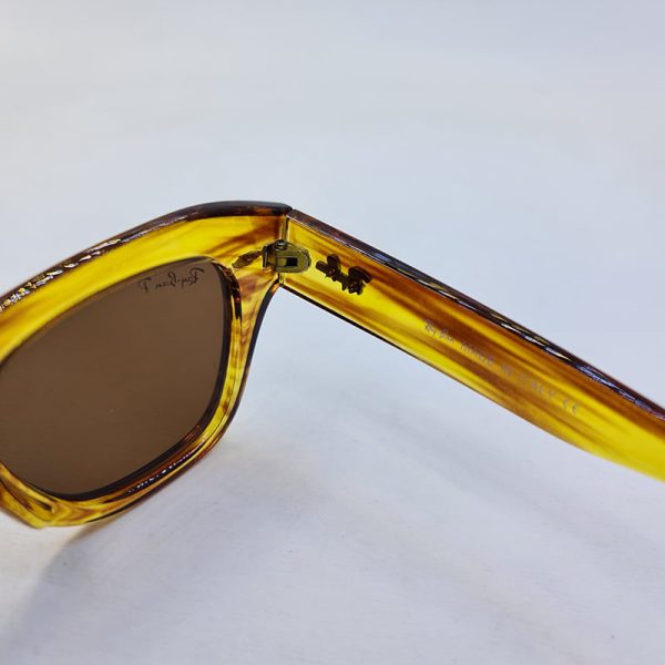 عکس از عینک آفتابی ویفرر با فریم ضخیم و عسلی و عدسی پلار قهوه ای برند ray-ban مدل rb2186