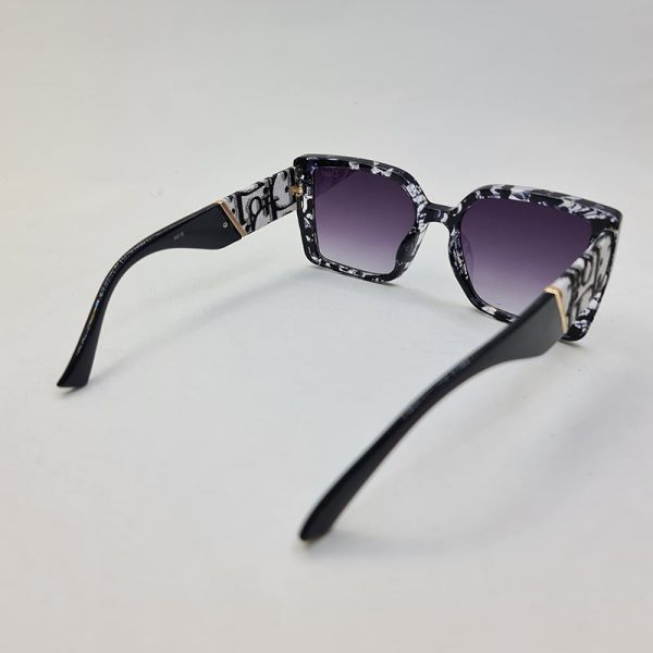 عکس از عینک آفتابی برند دیور با دسته سنگین مشکی رنگ و فریم طرح چریکی مدل 6818