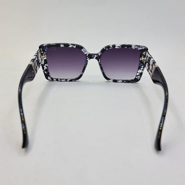 عکس از عینک آفتابی برند دیور با دسته سنگین مشکی رنگ و فریم طرح چریکی مدل 6818
