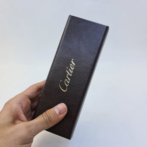 عکس از قاب عینک قهوه ای شکلاتی کارتیه Cartier اهنربایی و مستطیلی مدل 991808