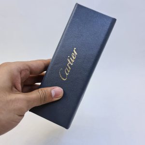 عکس از کیف عینک طوسی رنگ کارتیه Cartier اهنربایی و مستطیلی مدل 991806