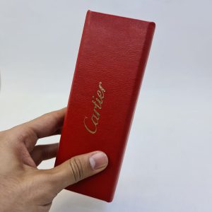 عکس از قاب عینک قرمز رنگ کارتیه Cartier اهنربایی و مستطیلی مدل 991809