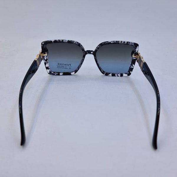 عکس از عینک آفتابی پلاریزه ورساچه با فریم چریکی و پروانه ای و دسته مشکی مدل p6852