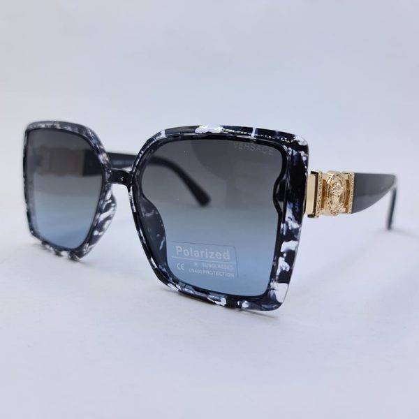 عکس از عینک آفتابی پلاریزه ورساچه با فریم چریکی و پروانه ای و دسته مشکی مدل p6852