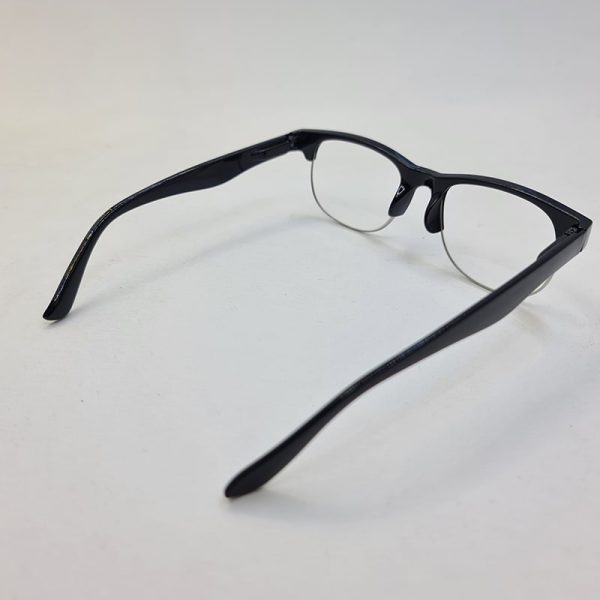 عکس از عینک مطالعه با نمره +1. 50 و فریم مشکی رنگ کلاب مستر و دسته فنری مدل cm58