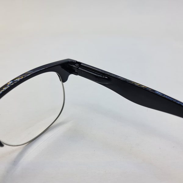 عکس از عینک مطالعه با نمره +4. 00 و فریم مشکی رنگ کلاب مستر و دسته فنری مدل cm58
