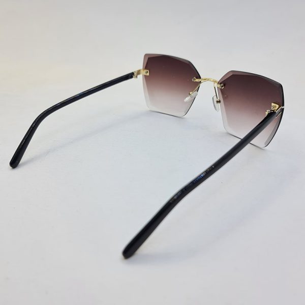 عکس از عینک آفتابی بدون فریم پروانه ای با عدسی بنفش دودی و دسته مشکی مدل b301