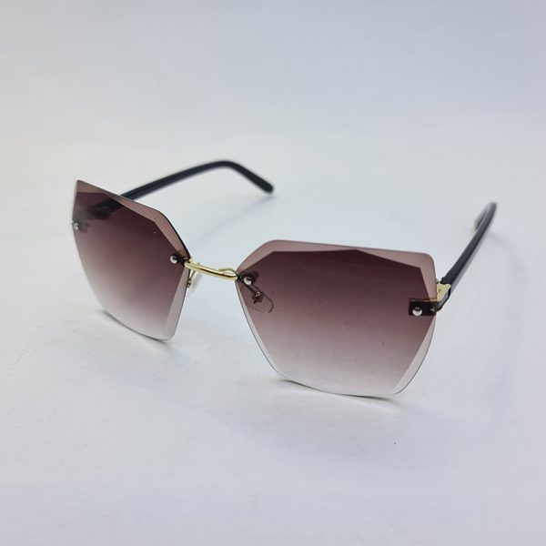عکس از عینک آفتابی بدون فریم پروانه ای با عدسی بنفش دودی و دسته مشکی مدل b301