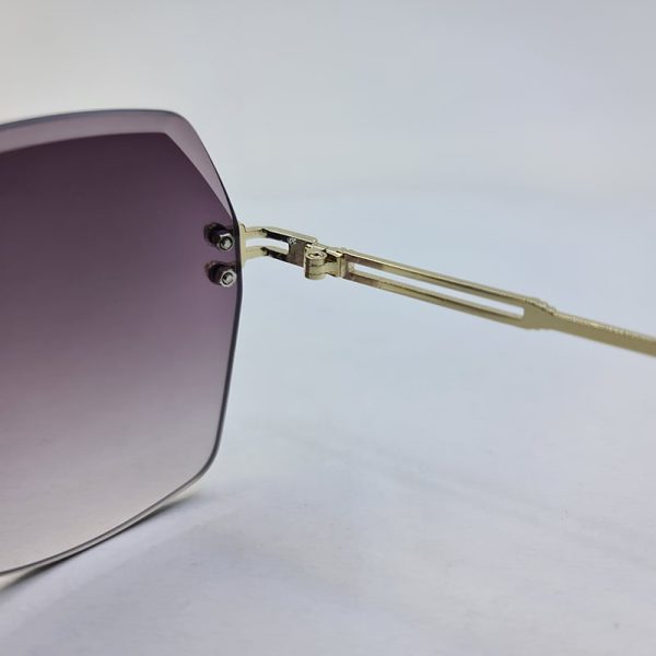 عکس از عینک آفتابی فریم لس پروانه ای با لنز دودی تیره و دسته طلایی مدل b300