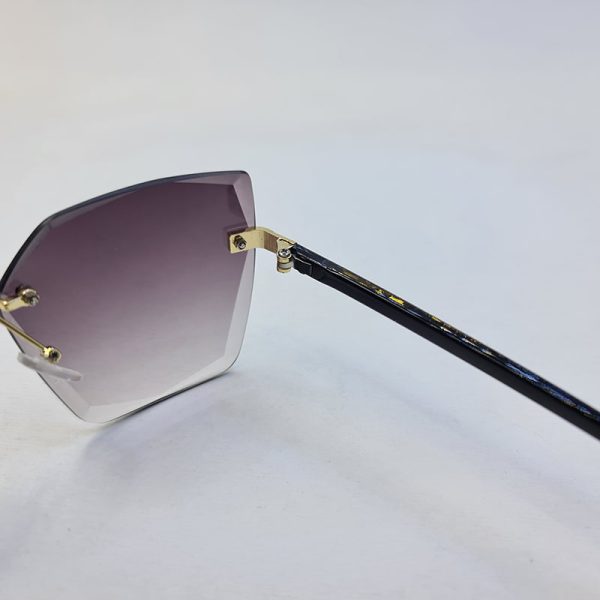 عکس از عینک آفتابی فریم لس پروانه ای با عدسی دودی رنگ و دسته مشکی مدل b301