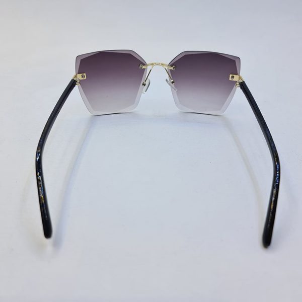 عکس از عینک آفتابی فریم لس پروانه ای با عدسی دودی رنگ و دسته مشکی مدل b301