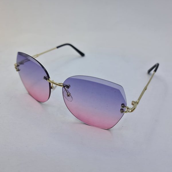 عکس از عینک آفتابی فریملس پروانه ای با لنز دو رنگ (بنفش و صورتی) و دسته طلایی مدل b301