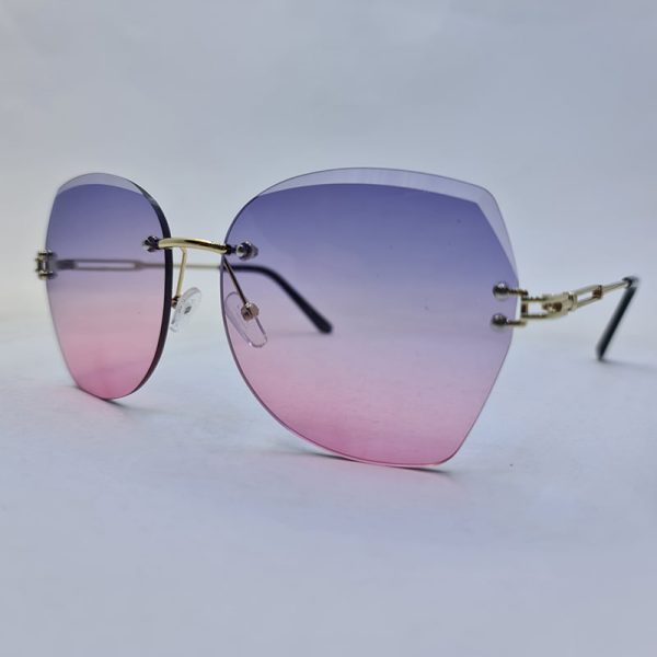 عکس از عینک آفتابی فریملس پروانه ای با لنز دو رنگ (بنفش و صورتی) و دسته طلایی مدل b301